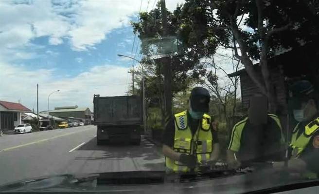 近期有砂石大車違規上路，釀死亡車禍，警方攔查鄉間小路。（吉安警分局提供）