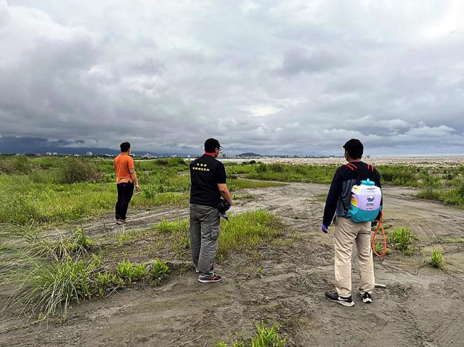 花蓮溪出海口近日出現逾20隻死亡鳥類，花蓮縣府獲報後將檢體送驗，確定為H5N1禽流感，已在現地進行消毒，並針對半徑5公里的養禽戶加強訪視。（圖/ 中央社）