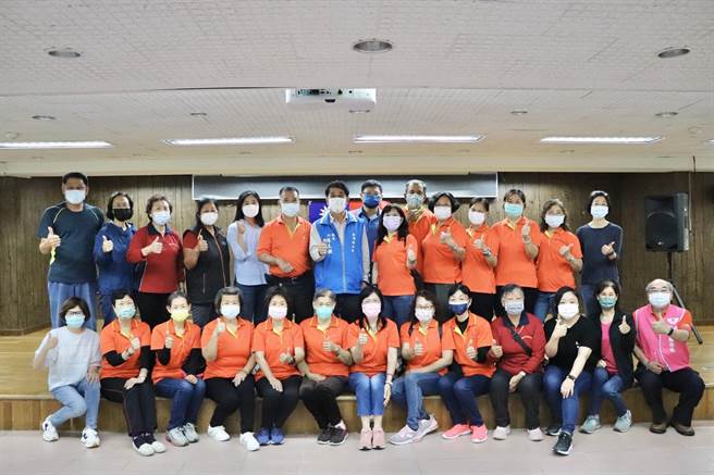 陳文顧鎮長與志工團隊攜手努力，打造金湖鎮美好大家園。（金湖鎮公所提供）