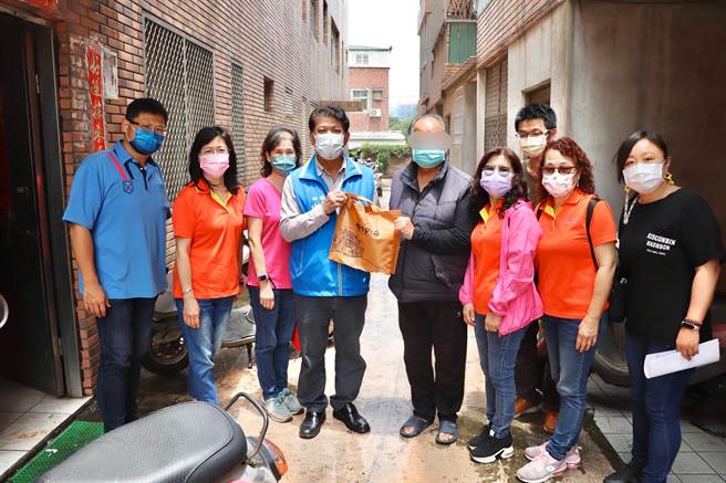 端午佳節將至，金門金湖鎮長陳文顧今天帶隊訪視獨居老人，傳達鄉親的溫馨關懷。（金湖鎮公所提供）