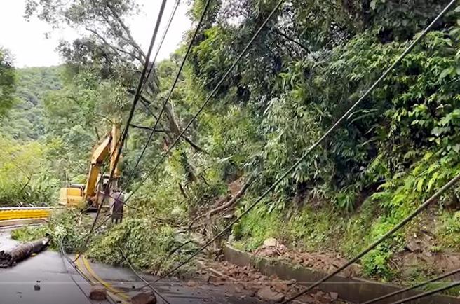    新北市坪林区北宜公路31.1公里处附近28日凌晨受大雨影响落石坍方，路树倾倒、电线杆断裂横躺路中间，台电与公路总局抢修后，上午已恢復单线双向通行。（图/ 中央社）