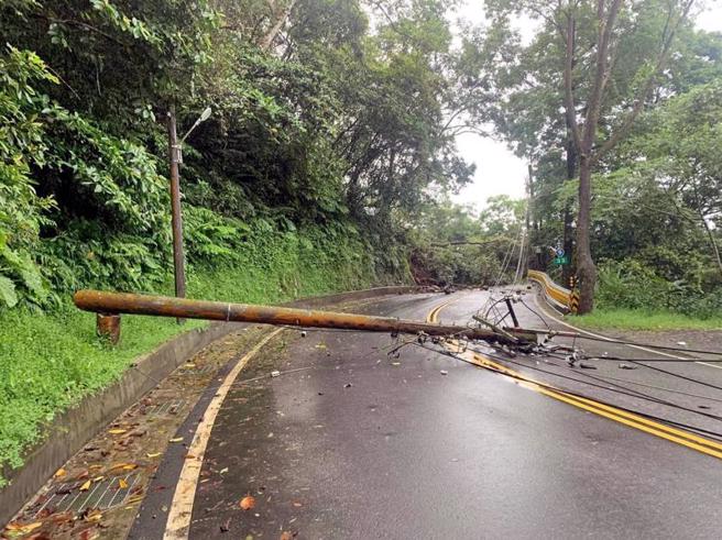 新北市坪林区北宜公路31.1公里处附近28日凌晨受大雨影响坍方、电线杆断裂横躺路中间，经抢修后上午已恢復单线双向通行，配合后续工程每小时开放20分钟。（图/ 中央社）