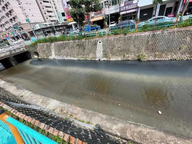  台中市環保局接獲民眾反映，梅川遭偷排廢水致水色黑濁，循線查獲是北屯區一家洗車場排放到梅川污染水質，環保局28日表示，將依法重罰新台幣50萬元以上罰鍰。（圖/ 中央社）
