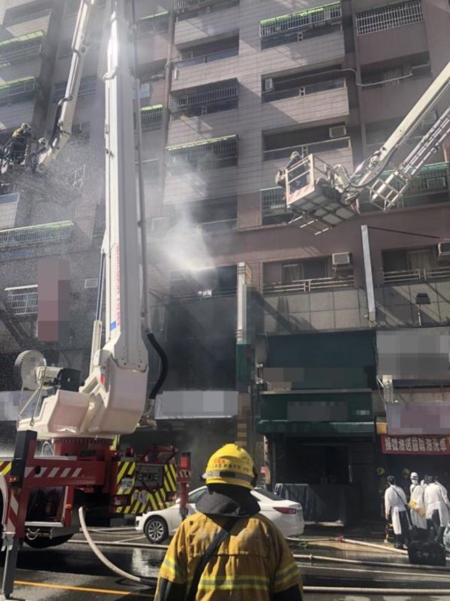 高雄市三民区义华路一栋16楼住宅的1、2楼店面28日上午发生火警，消防局获报立即出动人车到场抢救，火势约在15分钟内扑灭。（图/ 中央社）