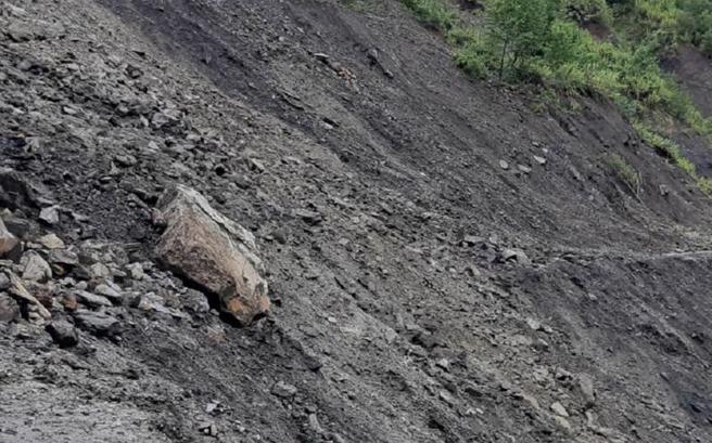 连日降雨，南投县仁爱乡「投89线」力行产业道路15.8公里处翠峦路段近日不断坍方，机具清除后，28日又发现大面积崩塌，目前双向交通中断。（图/ 中央社）