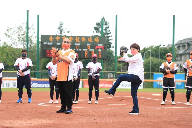 2022企業女子壘球聯賽在台中金龍棒球場展開地主隊台中兆基穿山甲主場首戰，台中市長盧秀燕（右）及兆基企業董事長李建成（左）到場開球。（陳淑芬攝）
