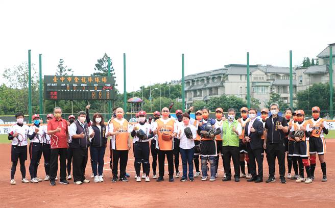 2022企業女子壘球聯賽，在台中金龍棒球場展開地主隊「兆基穿山甲」主場首戰，市長盧秀燕等人到場為選手加油打氣。（陳淑芬攝）