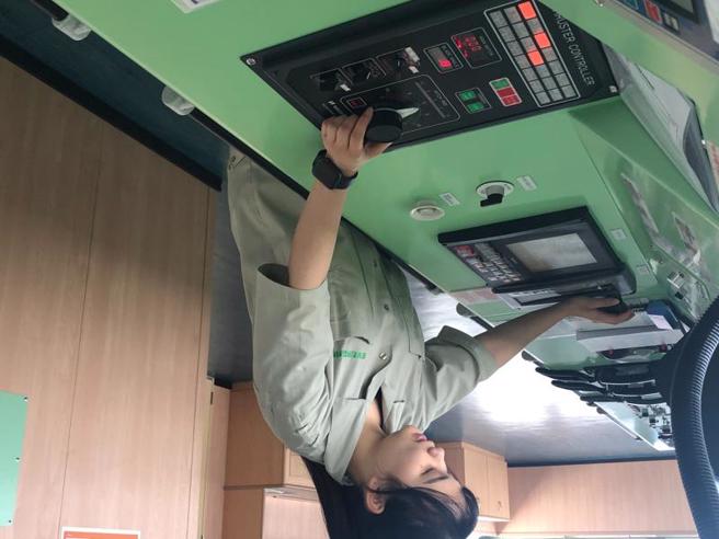24歲的魏芯蓮2021年通過航海人員測驗，一圓航海夢，目前在長榮海運擔任三副，她說，希望可以一路晉升到船長，也希望有熱忱、願意多看看外面世界的年輕朋友加入船員行列，讓視野更寬廣。（圖/ 中央社）
