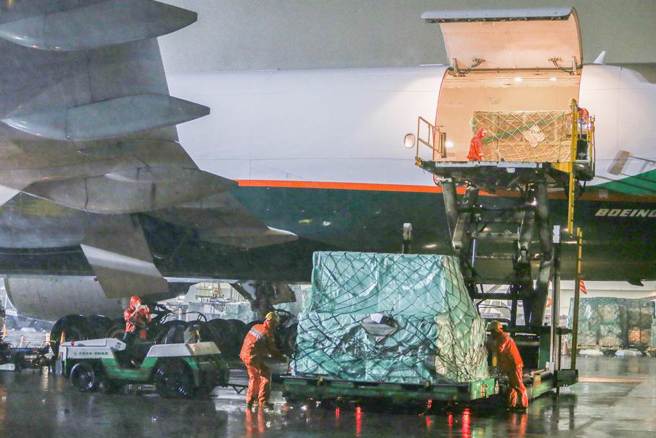 默沙東口服藥再購20萬人份。圖為先前口服藥到貨的畫面。（陳麒全攝）