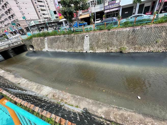 台中市北区梅川遭排放黑色污水，污染河川水体。（环保局提供／谢琼云台中传真）