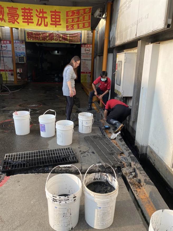 台中市环保局获报后透过下水道系统图资，掌握暗渠水路流向，立即追查到污染源来自1公里外的加油站附设洗车场设备的沉淀污泥。（环保局提供／谢琼云台中传真）