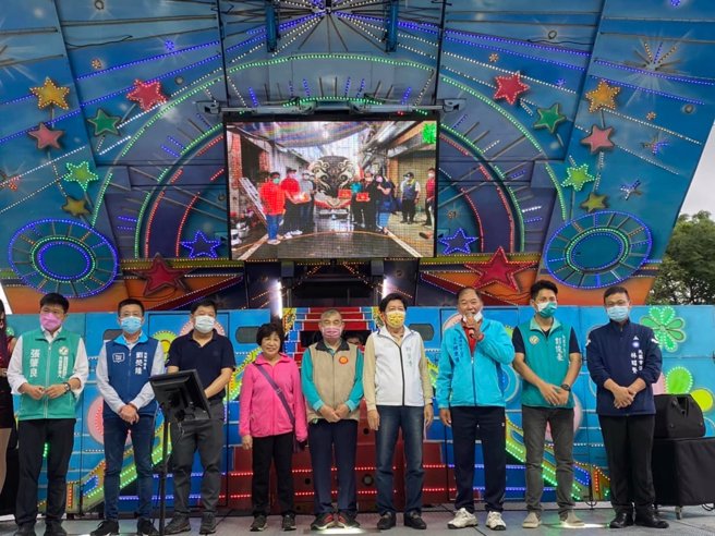 鄭寶清(右四)到龍潭龍元宮。(取自鄭寶清臉書)