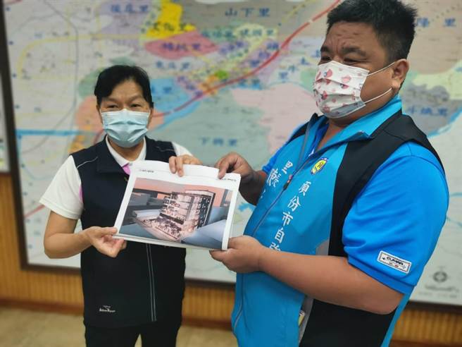 头份市长罗雪珠受市民所托新建新图书馆，自强里长陈景明也代表里民全力支持。（谢明俊摄）
