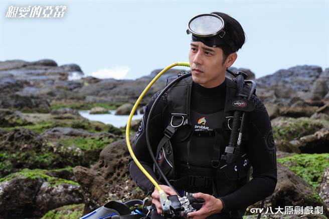 胡宇威忍腳傷拍攝潛水戲。（八大提供）