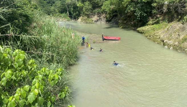 高雄市美浓区黄蝶翠谷28日传出溺水意外，消防局人员到场抢救。（翻摄照片／林瑞益高雄传真）