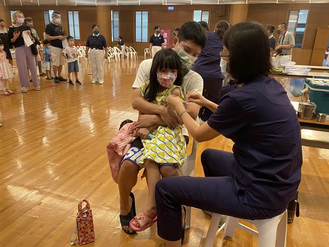 针对就读幼儿园5岁以上幼童，南投县卫生局利用周六安排在各卫生所等场所接种儿童BNT疫苗，家长反应热烈。（南投县政府提供／冯惠宜南投传真）