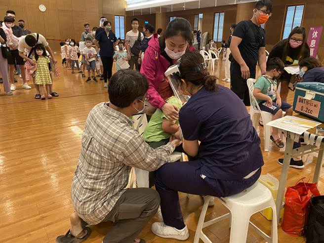 针对就读幼儿园5岁以上幼童，南投县卫生局利用周六安排在各卫生所等场所接种儿童BNT疫苗，家长反应热烈。（南投县政府提供／冯惠宜南投传真）