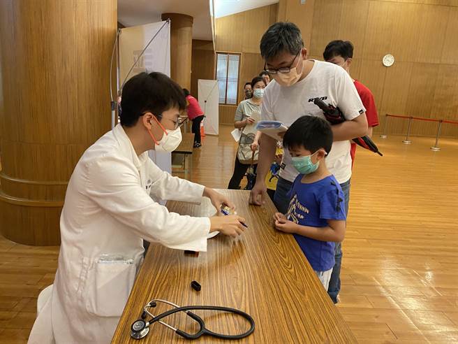 针对就读幼儿园5岁以上幼童，南投县卫生局利用周六安排在各卫生所等场所接种儿童BNT疫苗，家长反应热烈。（南投县政府提供／冯惠宜南投传真）