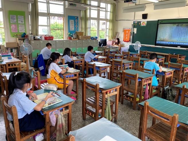 彰化縣高中以下學校暫停實體課程，實施一周以來，學生確診數從150多例下降至20多例，因此再多延後一周。（彰化縣政府提供／吳敏菁彰化傳真）