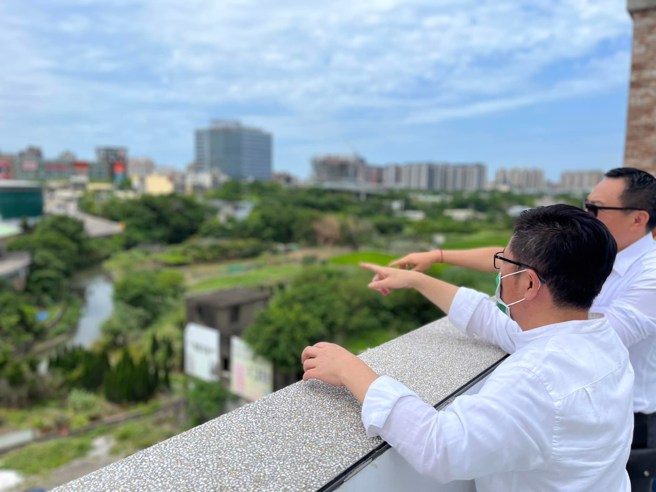 行政院顧問鄭宏輝（左）。（圖／取自鄭宏輝臉書）