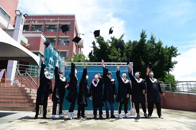 中信金融管理学院毕业生交出亮眼就业成绩单，学生开心参加毕业典礼。（中信金融管理学院提供／程炳璋台南传真）