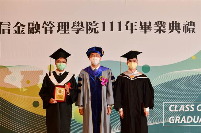 中信金融管理学院校长施光训（中）勉励学生成为积极回馈社会的金融家。（中信金融管理学院提供／程炳璋台南传真）
