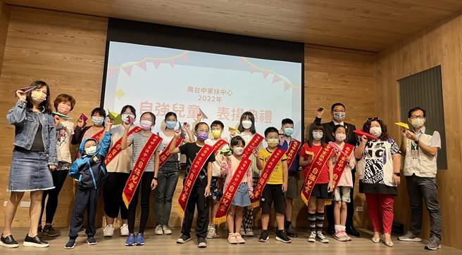 南台中家扶舉辦2022年自強兒童表揚典禮，今年主題「逆風飛翔」，16名獲獎兒童手持自己摺的紙飛機，期許能在人生逆境中繼續努力向上。（南台中家扶提供／謝瓊雲台中傳真）