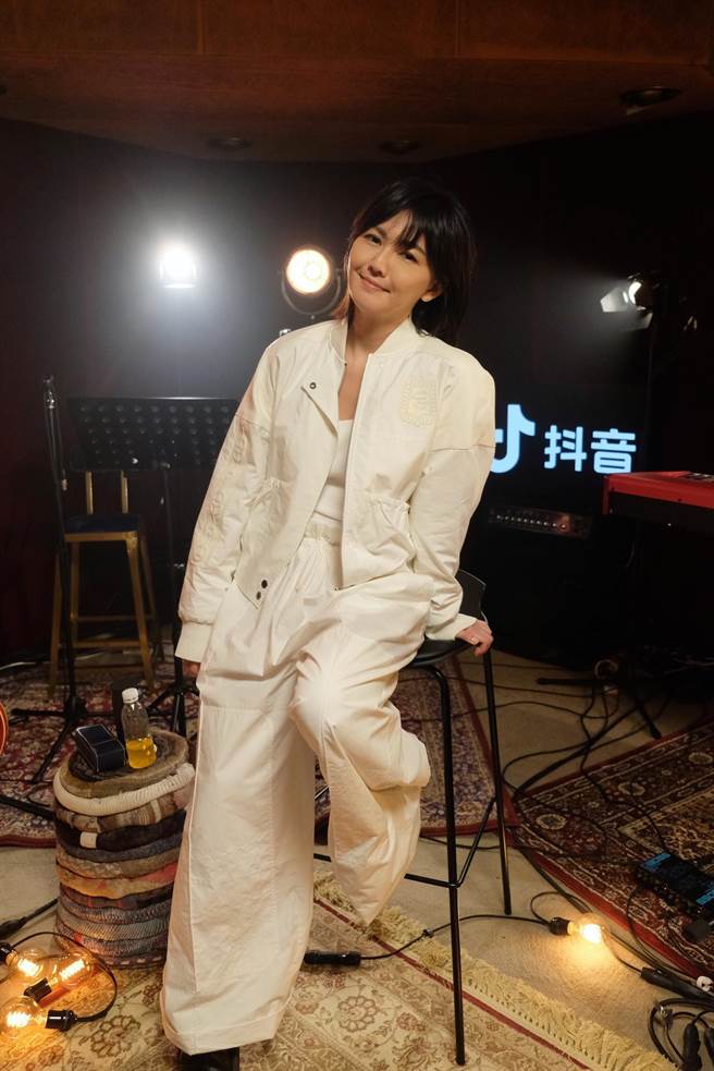 孙燕姿27日晚间举办线上唱聊会，开心跟粉丝互动。（MAKE ／ MUSIC、环球音乐提供）