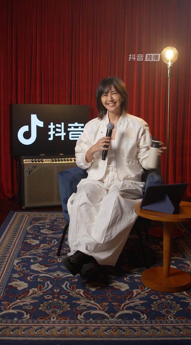 孙燕姿用心筹备线上唱聊会，热情献唱多首夯歌。（MAKE ／ MUSIC、环球音乐提供）