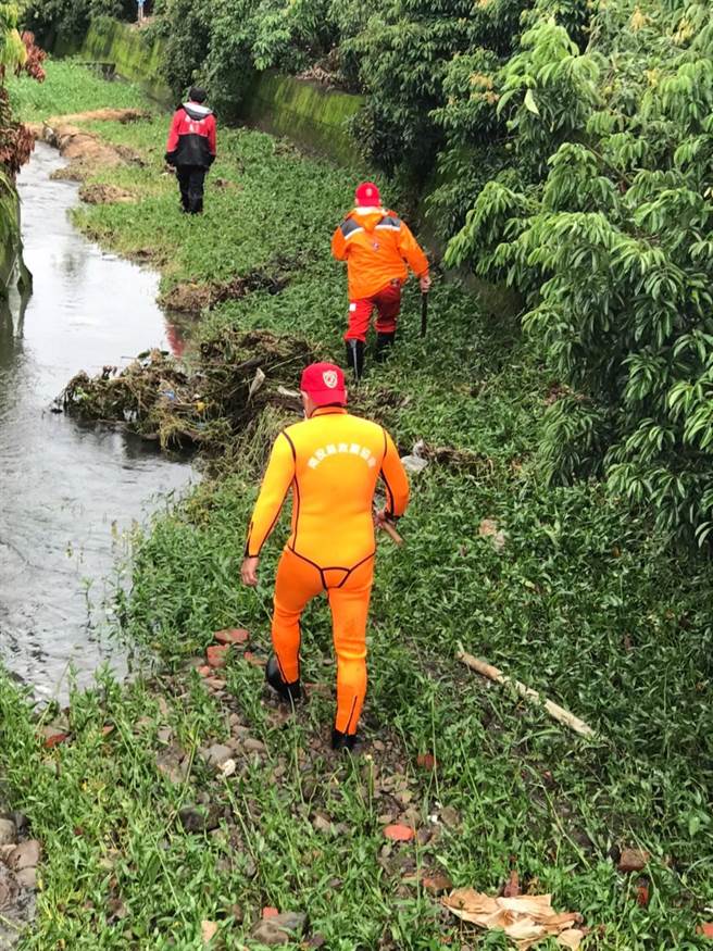 南投縣草屯鎮黃姓婦人昨天傍晚清理荔枝園旁圳溝雜草時落水失蹤，警消、義消展開搜救。（民眾提供）
