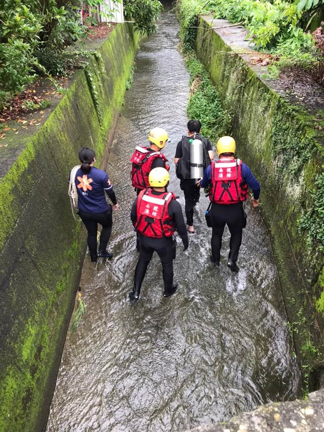 南投縣草屯鎮黃姓婦人昨天傍晚清理荔枝園旁圳溝雜草時落水失蹤，警消、義消展開搜救。（民眾提供）