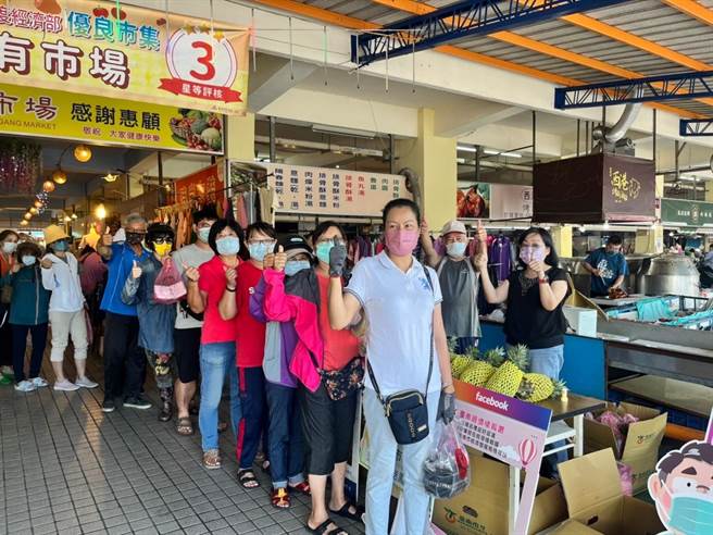 台南市政府28日在7处传统市场举办快闪促销活动，凡消费就送1颗金钻凤梨。（台南市政府经发局提供／张毓翎台南传真）