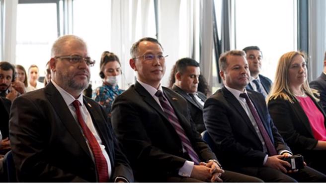   驻土耳其代表黄志扬（左2）与土耳其总统府移民管理总署总司长欧克（左1）26日受邀出席「移民电视」计画启动仪式。（图/ 中央社）