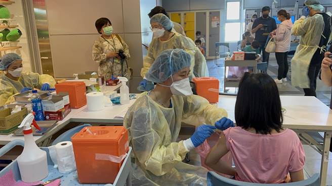 屏東火車站28日開設第2天5至11歲輝瑞兒童疫苗隨到隨打，上午共施打501人。（謝佳潾攝）
