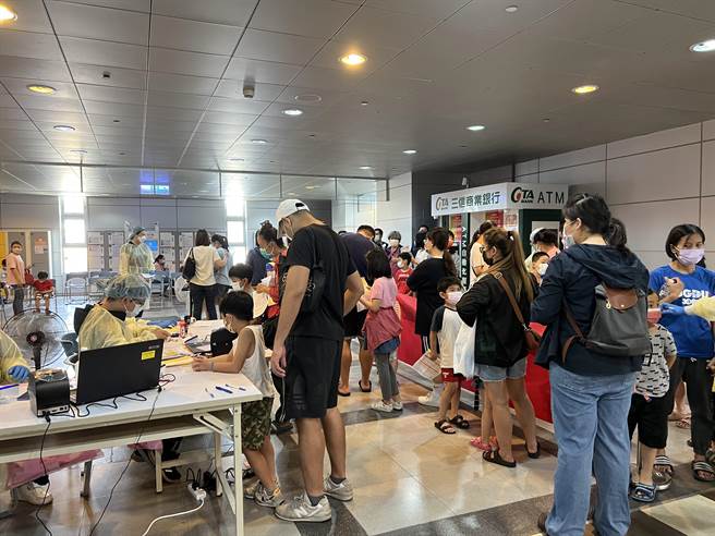 屏東火車站28日開設第2天5至11歲輝瑞兒童疫苗隨到隨打，上午共施打501人。（謝佳潾攝）
