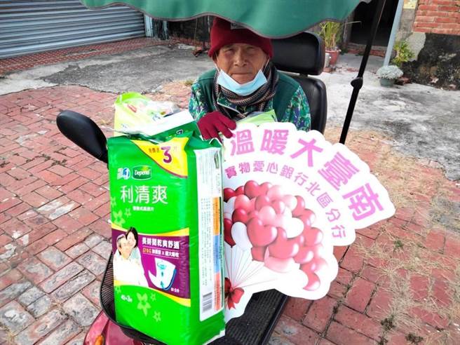 近期疫情升温，不少弱势家庭收入减少，申请案数较去年同期增加近3成，社会局欢迎民眾捐赠粮食物资。（台南市政府社会局提供／张毓翎台南传真）