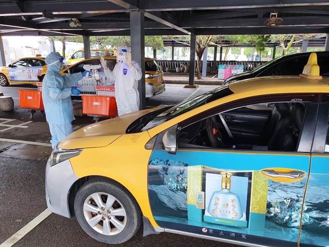 金門有5輛防疫計程車加入防疫行列，完成任務後立即進行清消，執行任務隔天也需快篩。（縣府提供）