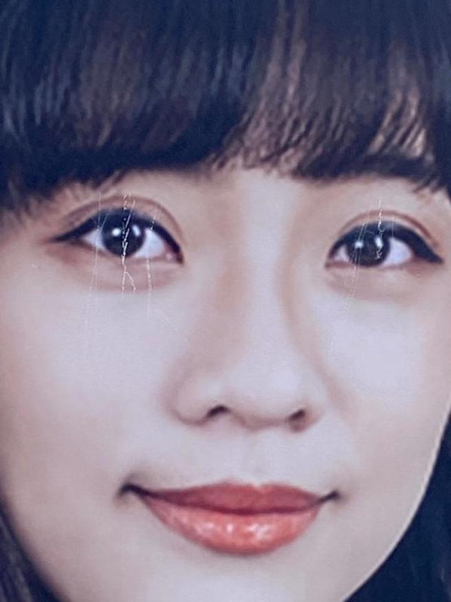   高雄市凤山警分局日前接获无党籍高雄市议员黄捷服务处报案，指吊挂在凤山火车站的黄捷宣传布条照片，双眼处遭人割破毁损，警方调查锁定涉案傅姓妇人；不料23日又获报瑞兴路宣传布条也遭刮损，涉案犯嫌仍是傅妇，警方带回侦讯，她供称是心情不好才犯案。（图/ 中央社）