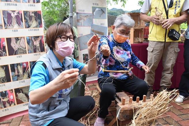 苗栗縣長鄧桂菊跟著阿婆徐林金玉學習打草鞋。（謝明俊攝）