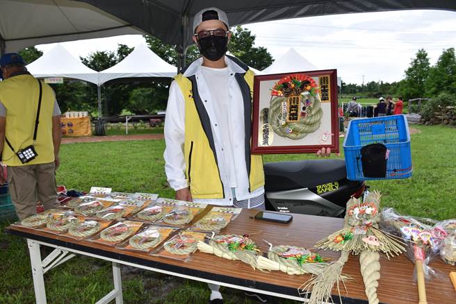 公館鄉第3代日式注連繩編織家蔡景騰專門生產注連繩外銷日本。（謝明俊攝）