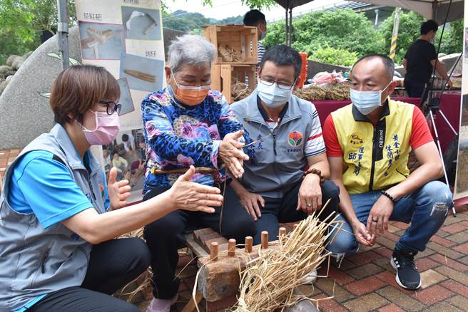 苗栗縣副縣長鄧桂菊（左起）農業處長陳樹義、黃金小鎮協進會理事長邱俊閔，聚精會神地看著阿婆徐林金玉打草鞋。（謝明俊攝）