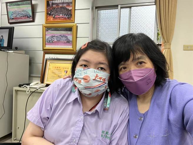 桃园高中3年级学生邱映蓉（图左）获2022年总统教育奖，图为邱映蓉与母亲合照。（桃园高中提供／陈梦茹桃园传真）