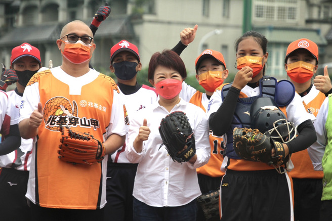 台中市长卢秀燕（中）到金龙棒球场为台中兆基穿山甲加油。（中华垒球协会提供）