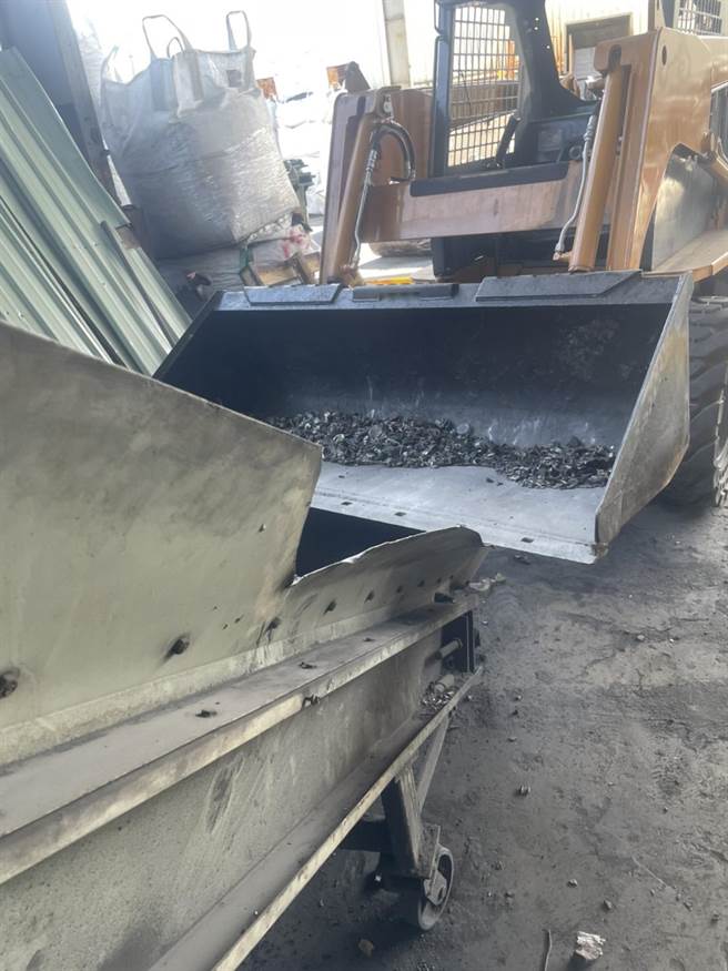 林姓少女自行操作堆高機，誤觸抽壓踏板，造成升降牙叉壓至身體，昏厥送醫。（翻攝照片／崔正綱高雄傳真）