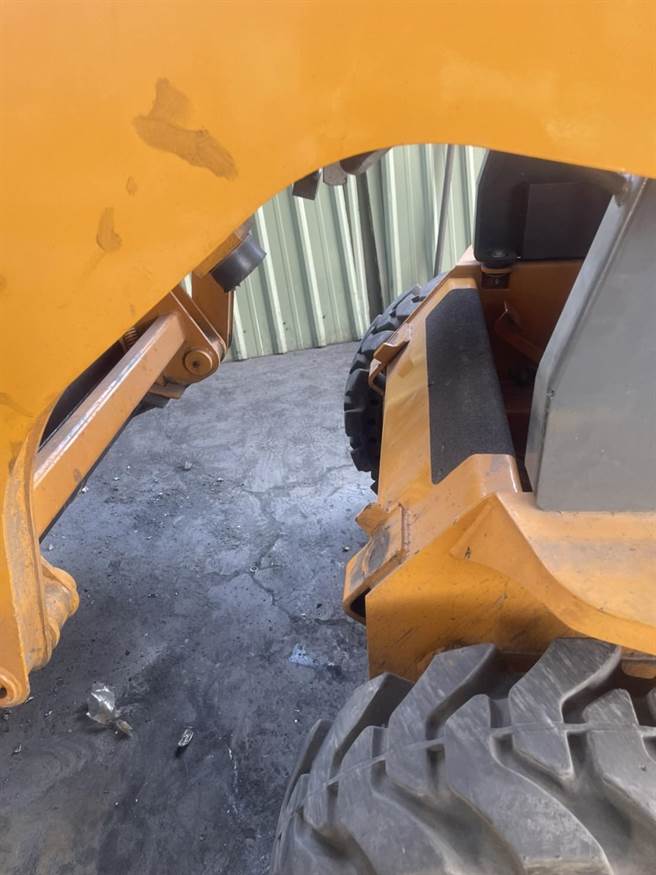 林姓少女自行操作堆高機，誤觸抽壓踏板，造成升降牙叉壓至身體，昏厥送醫。（翻攝照片／崔正綱高雄傳真）