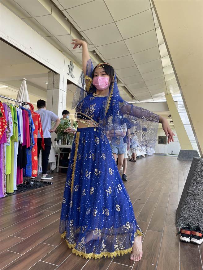 舞蹈老師何宥臻展現印度服飾的異國風情。（嘉義市文化局提供／廖素慧嘉市傳真）
