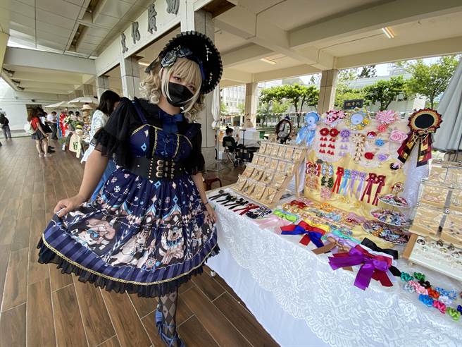手工藝創作者許毓珊做蘿莉塔裝扮跑市集，展現異鄉服飾風情。（廖素慧攝）