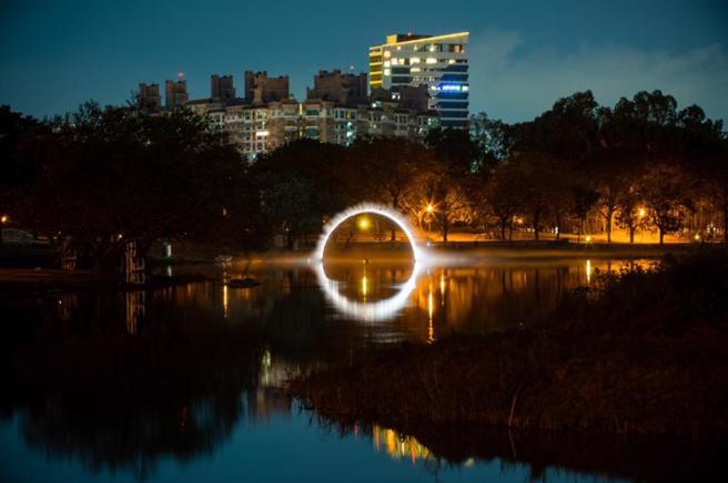 近期熱門電影「奇異博士2：失控的多重宇宙」吸引許多影迷進戲院觀賞。不過，早在電影上映前，與其經典場景神似的2022台灣燈會作品「Arc Zero : Eclipse弧零：月食」，就已在燈會期間引發打卡熱潮，燈會結束後，高雄市政府也於衛武營北湖現地典藏作品，供民眾觀賞。（圖/ 中央社）