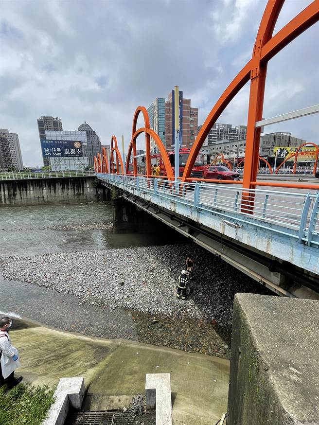 桃园区庄敬路与经国路桥上今天中午有名女子跳桥。（桃园分队提供／陈梦茹桃园传真）