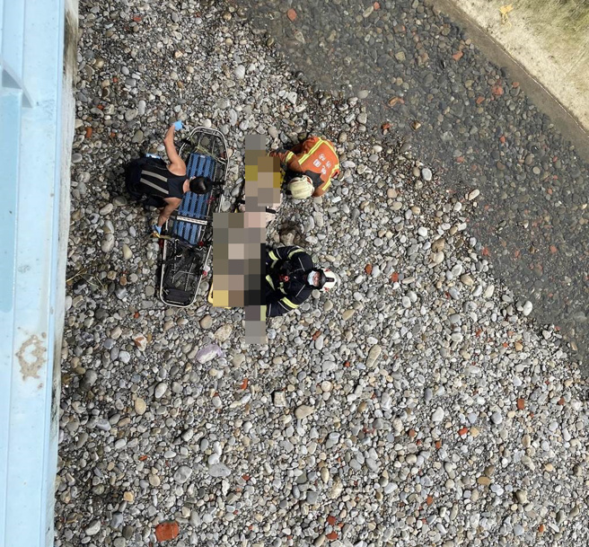 女子坠落10米高河床，获救幸无大碍。（桃园分队提供／陈梦茹桃园传真）